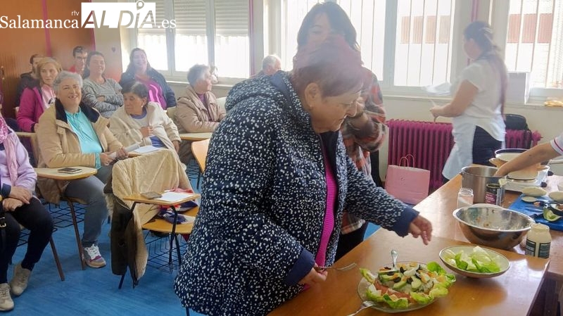 Vecinos y los alumnos de la AFE de Lumbrales participaron en el taller impartido por 'Salamanca Acoge'