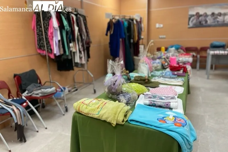 El Centro Parroquial acoge un mercado solidario del taller de costura 