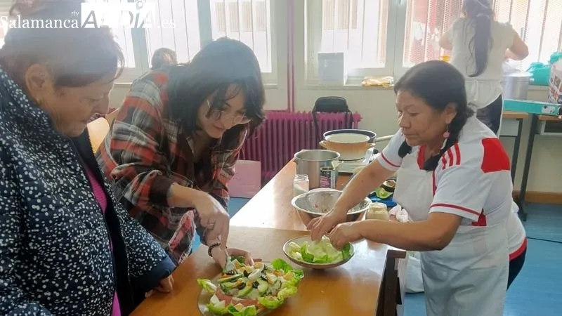 Vecinos y los alumnos de la AFE de Lumbrales participaron en el taller impartido por 'Salamanca Acoge'
