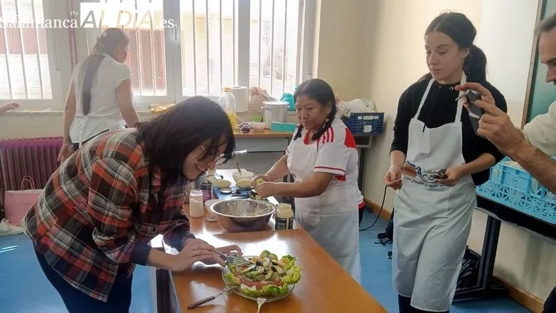 Vecinos y los alumnos de la AFE de Lumbrales participaron en el taller impartido por 'Salamanca Acoge'