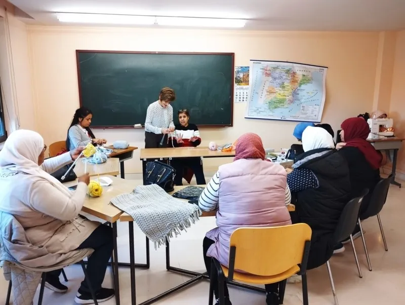 Personas migrantes en una formación del Centro de Empleo Padre Basabe y en el Centro Intercultural Baraka de Cáritas. Fotos: Cáritas Salamanca.