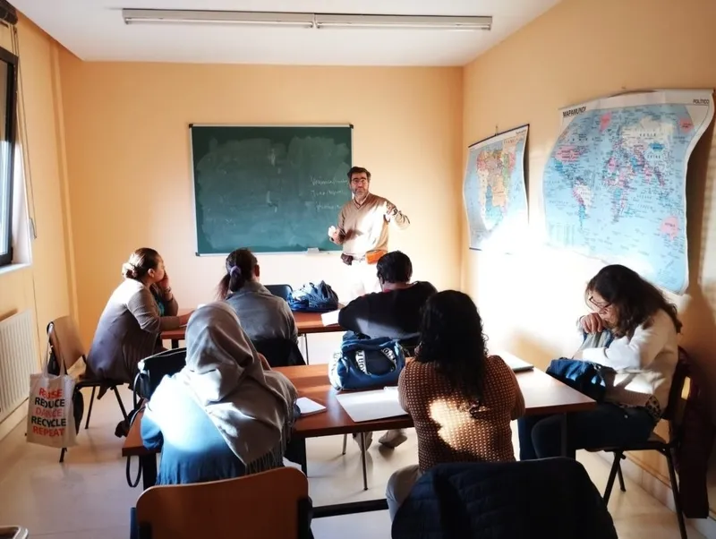 Personas migrantes en una formación del Centro de Empleo Padre Basabe y en el Centro Intercultural Baraka de Cáritas. Fotos: Cáritas Salamanca.