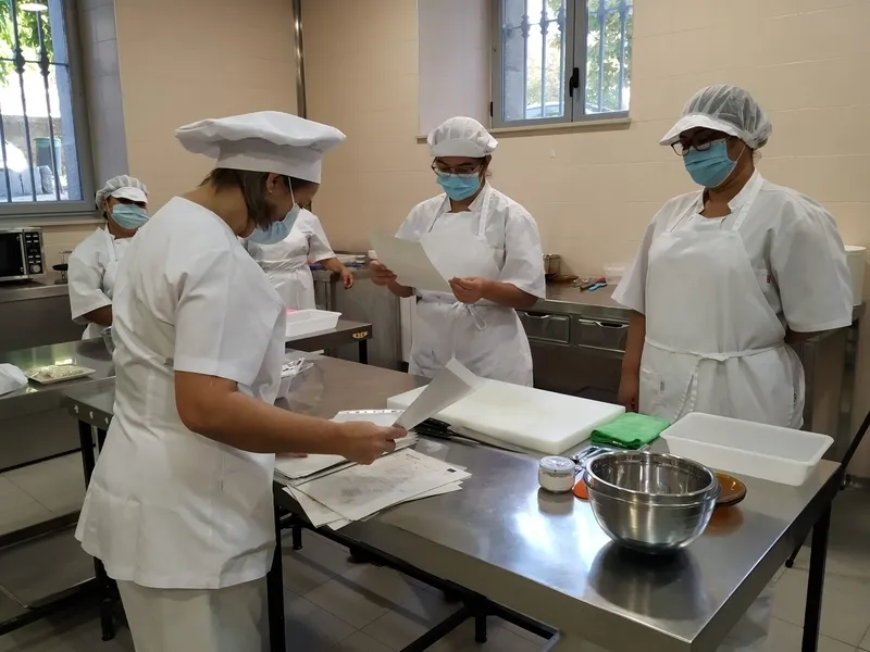 Personas migrantes en una formación del Centro de Empleo Padre Basabe y en el Centro Intercultural Baraka de Cáritas. Fotos: Cáritas Salamanca.