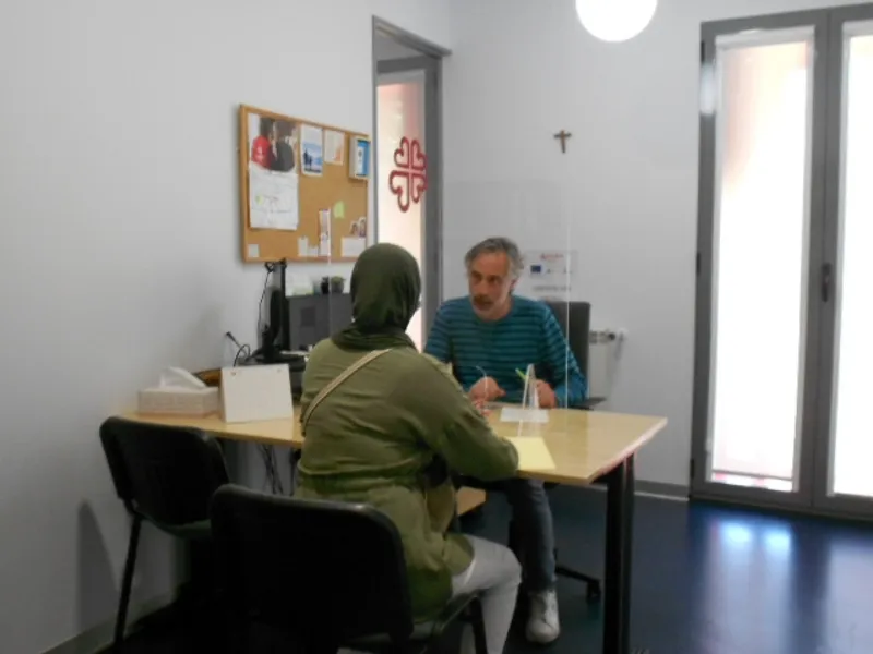 Personas migrantes en una formación del Centro de Empleo Padre Basabe y en el Centro Intercultural Baraka de Cáritas. Fotos: Cáritas Salamanca.