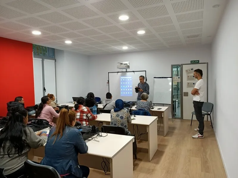 Personas migrantes en una formación del Centro de Empleo Padre Basabe y en el Centro Intercultural Baraka de Cáritas. Fotos: Cáritas Salamanca.