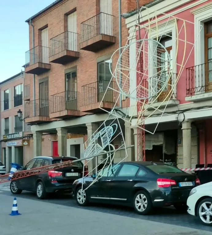 Así amanecía el poste de la iluminación navideña en la Plaza de España