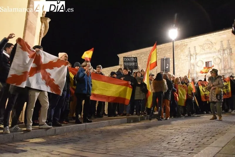 Concentración contra la ley de amnistía al independentismo catalán frente a la sede del PSOE.