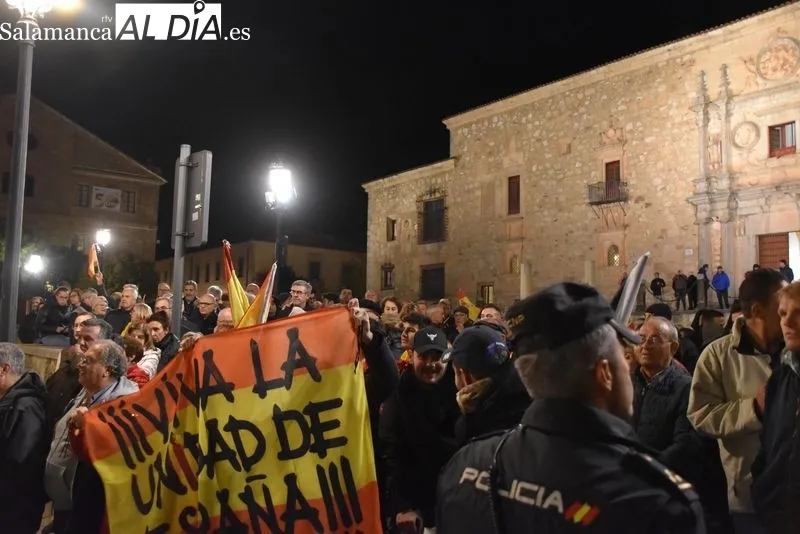 Concentración contra la ley de amnistía al independentismo catalán frente a la sede del PSOE.