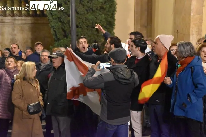 Concentración contra la ley de amnistía al independentismo catalán frente a la sede del PSOE.