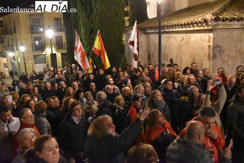 Concentración contra la ley de amnistía al independentismo catalán frente a la sede del PSOE.