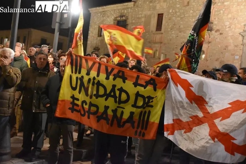 Concentración contra la ley de amnistía al independentismo catalán frente a la sede del PSOE.