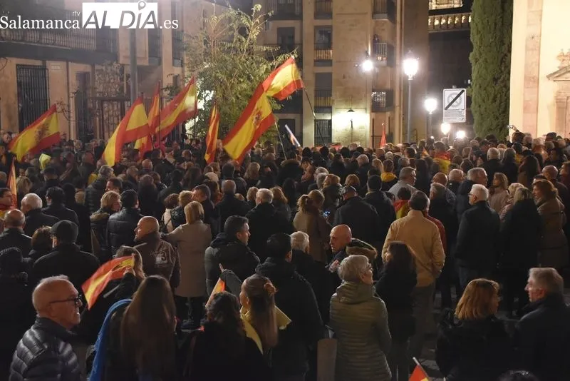 Concentración contra la ley de amnistía al independentismo catalán frente a la sede del PSOE.