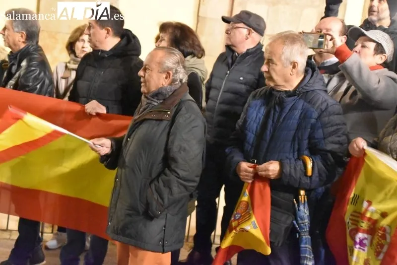 Concentración contra la ley de amnistía al independentismo catalán frente a la sede del PSOE.