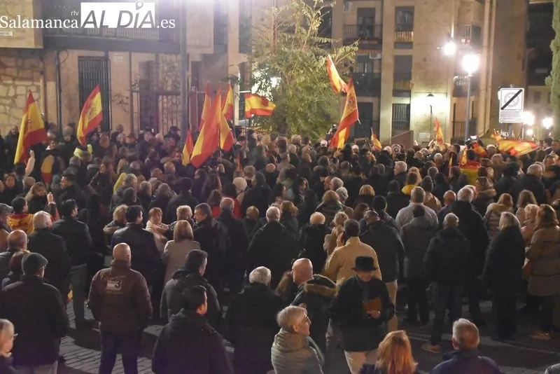 Concentración contra la ley de amnistía al independentismo catalán frente a la sede del PSOE.