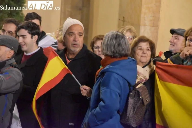Concentración contra la ley de amnistía al independentismo catalán frente a la sede del PSOE.