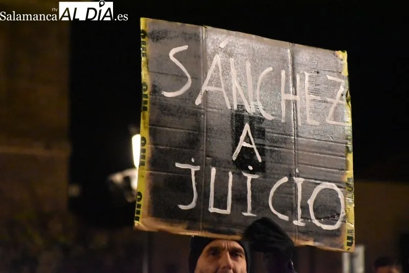 Concentración contra la ley de amnistía al independentismo catalán frente a la sede del PSOE.