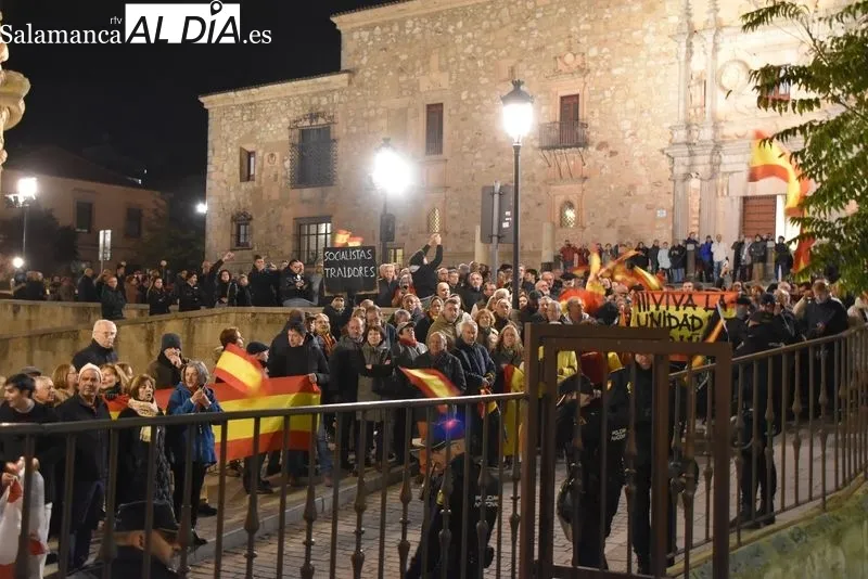 Concentración contra la ley de amnistía al independentismo catalán frente a la sede del PSOE.
