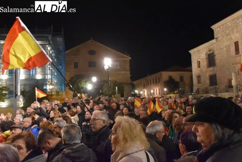 Concentración contra la ley de amnistía al independentismo catalán frente a la sede del PSOE.
