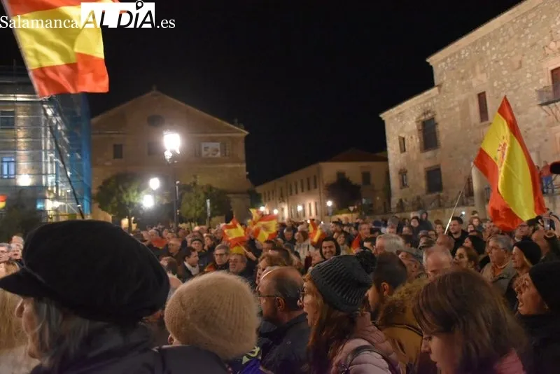 Concentración contra la ley de amnistía al independentismo catalán frente a la sede del PSOE.