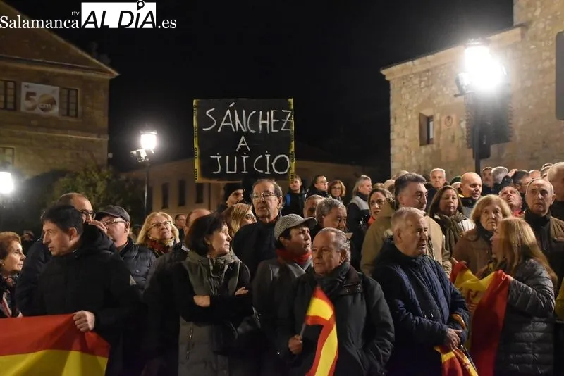 Concentración contra la ley de amnistía al independentismo catalán frente a la sede del PSOE.