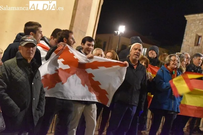 Concentración contra la ley de amnistía al independentismo catalán frente a la sede del PSOE.