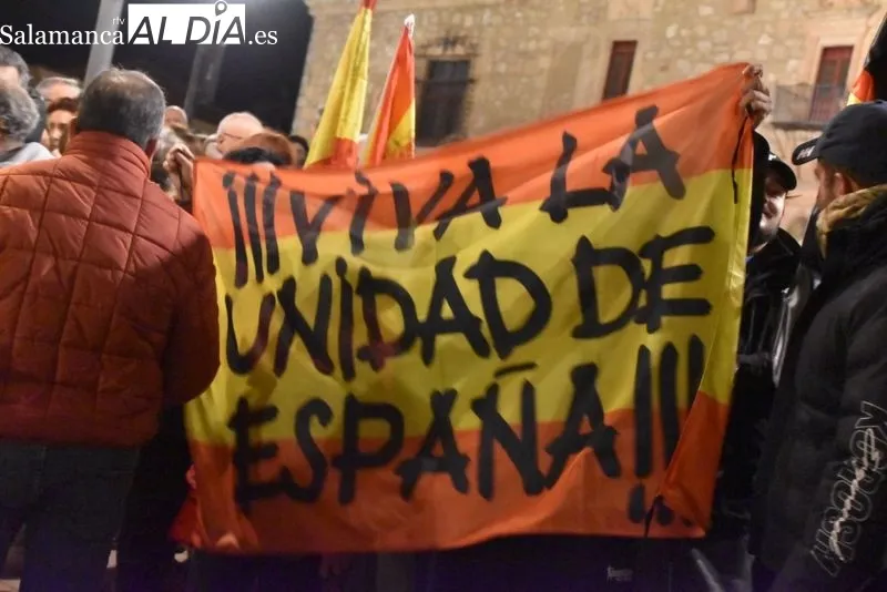 Concentración contra la ley de amnistía al independentismo catalán frente a la sede del PSOE.