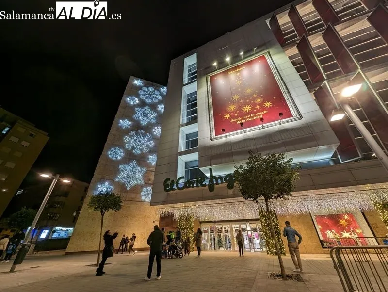 Imágenes del público asistente al encendido de la iluminación navideña en El Corte Inglés. Fotos: David Sañudo.