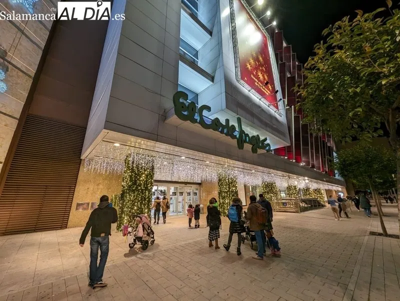 Imágenes del público asistente al encendido de la iluminación navideña en El Corte Inglés. Fotos: David Sañudo.