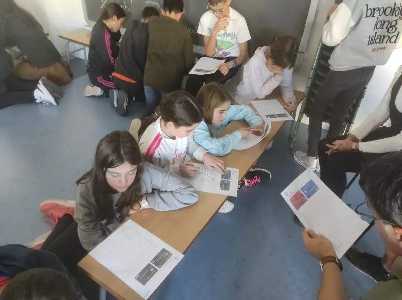 Los menores participantes en Cibercarba elaboran un dominó contra la violencia de género.