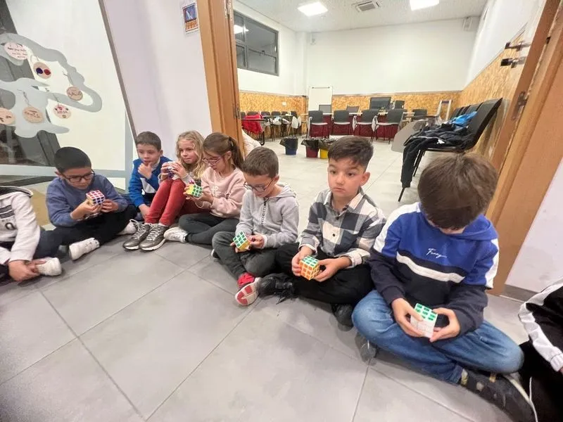 Foto 2 - Cubos de Rubik especiales en Carbajosa para celebrar el D&iacute;a de los Derechos de la Infancia