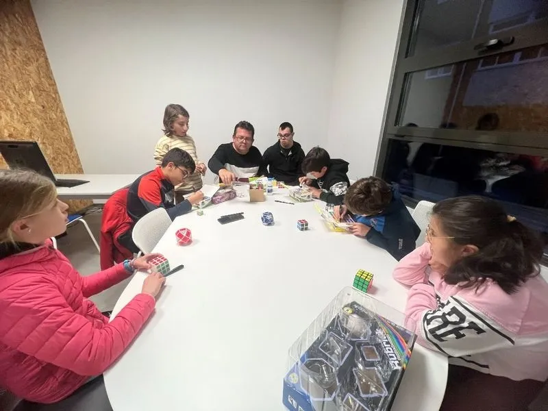 Foto 9 - Cubos de Rubik especiales en Carbajosa para celebrar el D&iacute;a de los Derechos de la Infancia