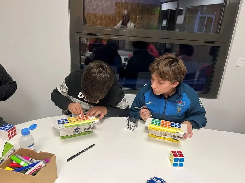 Foto 8 - Cubos de Rubik especiales en Carbajosa para celebrar el D&iacute;a de los Derechos de la Infancia