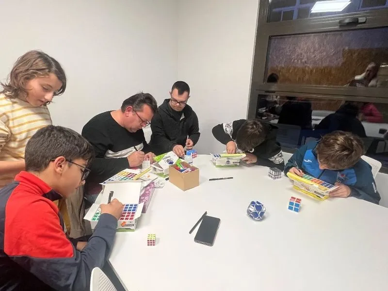 Foto 7 - Cubos de Rubik especiales en Carbajosa para celebrar el D&iacute;a de los Derechos de la Infancia