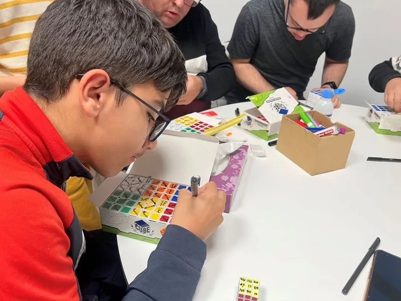 Foto 6 - Cubos de Rubik especiales en Carbajosa para celebrar el D&iacute;a de los Derechos de la Infancia