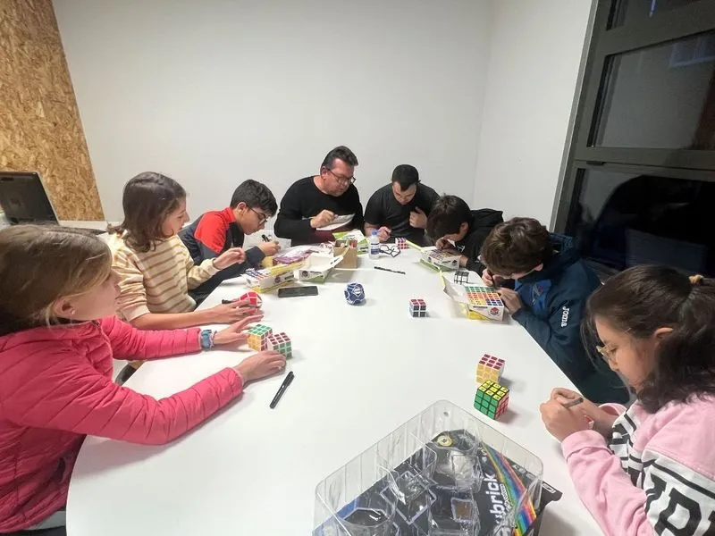 Foto 4 - Cubos de Rubik especiales en Carbajosa para celebrar el D&iacute;a de los Derechos de la Infancia