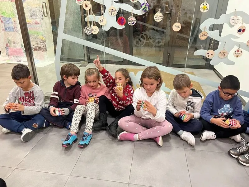 Foto 3 - Cubos de Rubik especiales en Carbajosa para celebrar el D&iacute;a de los Derechos de la Infancia