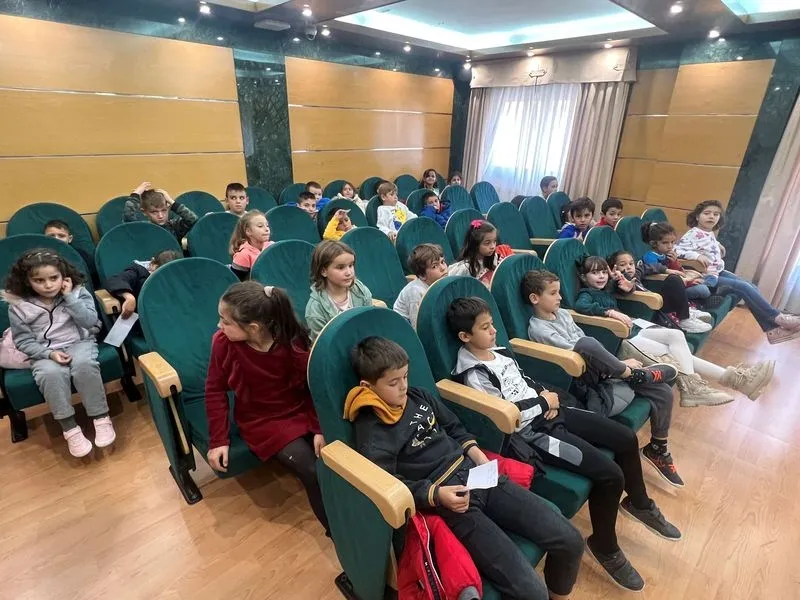Visita de los alumnos del Pablo Picasso al Ayuntamiento de Carbajosa de la Sagrada.