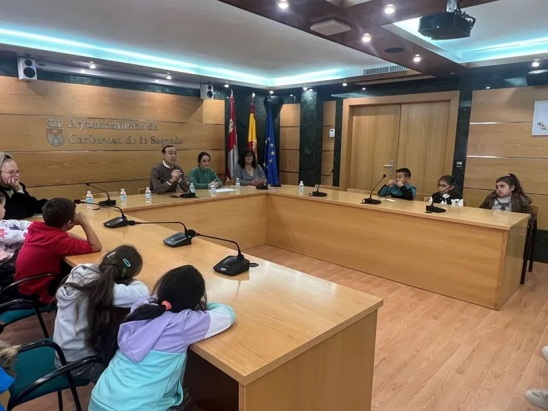 Visita de los alumnos del Pablo Picasso al Ayuntamiento de Carbajosa de la Sagrada.