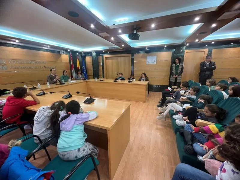 Visita de los alumnos del Pablo Picasso al Ayuntamiento de Carbajosa de la Sagrada.