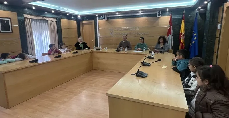 Visita de los alumnos del Pablo Picasso al Ayuntamiento de Carbajosa de la Sagrada.