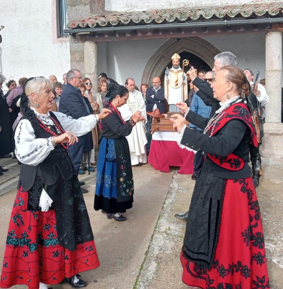 Foto 1 - Los vecinos de Martín de Yeltes festejan a su patrón 