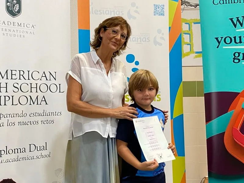 Entrega de los certificados de University of Cambridge a escolares del Colegio San Juan Bosco