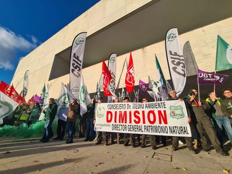 Concentración de agentes medioambientales frente a las Cortes de Castilla y León.