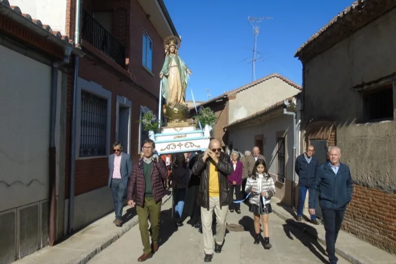 La Virgen Milagrosa ha recorrido este domingo las calles de Macotera en procesión