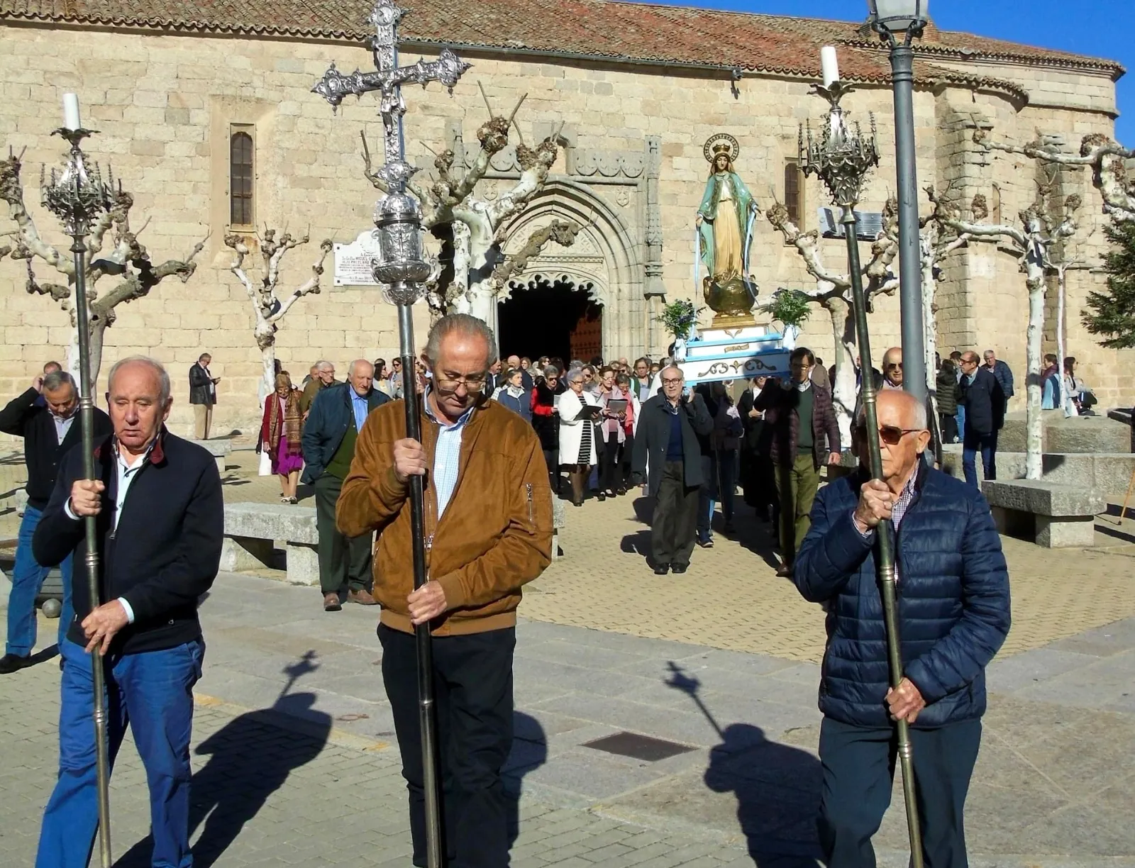 La Virgen Milagrosa ha recorrido este domingo las calles de Macotera en procesión