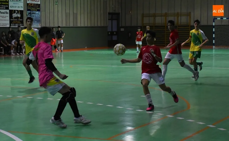 Foto 2 - #M [18-19 NOV] Tablas entre los cadetes del III Columnas y Sporting Nava en un rocoso partido 