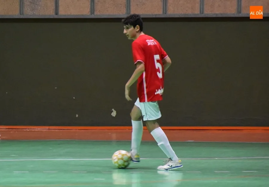 Foto 7 - #M [18-19 NOV] Tablas entre los cadetes del III Columnas y Sporting Nava en un rocoso partido 
