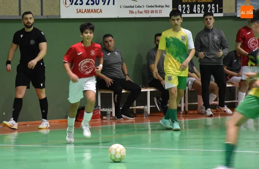 Foto 8 - #M [18-19 NOV] Tablas entre los cadetes del III Columnas y Sporting Nava en un rocoso partido 