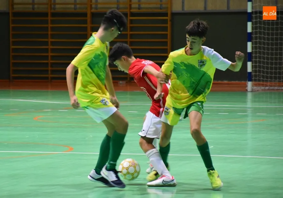 Foto 9 - #M [18-19 NOV] Tablas entre los cadetes del III Columnas y Sporting Nava en un rocoso partido 