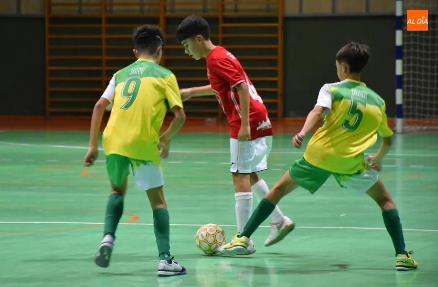 Foto 10 - #M [18-19 NOV] Tablas entre los cadetes del III Columnas y Sporting Nava en un rocoso partido 